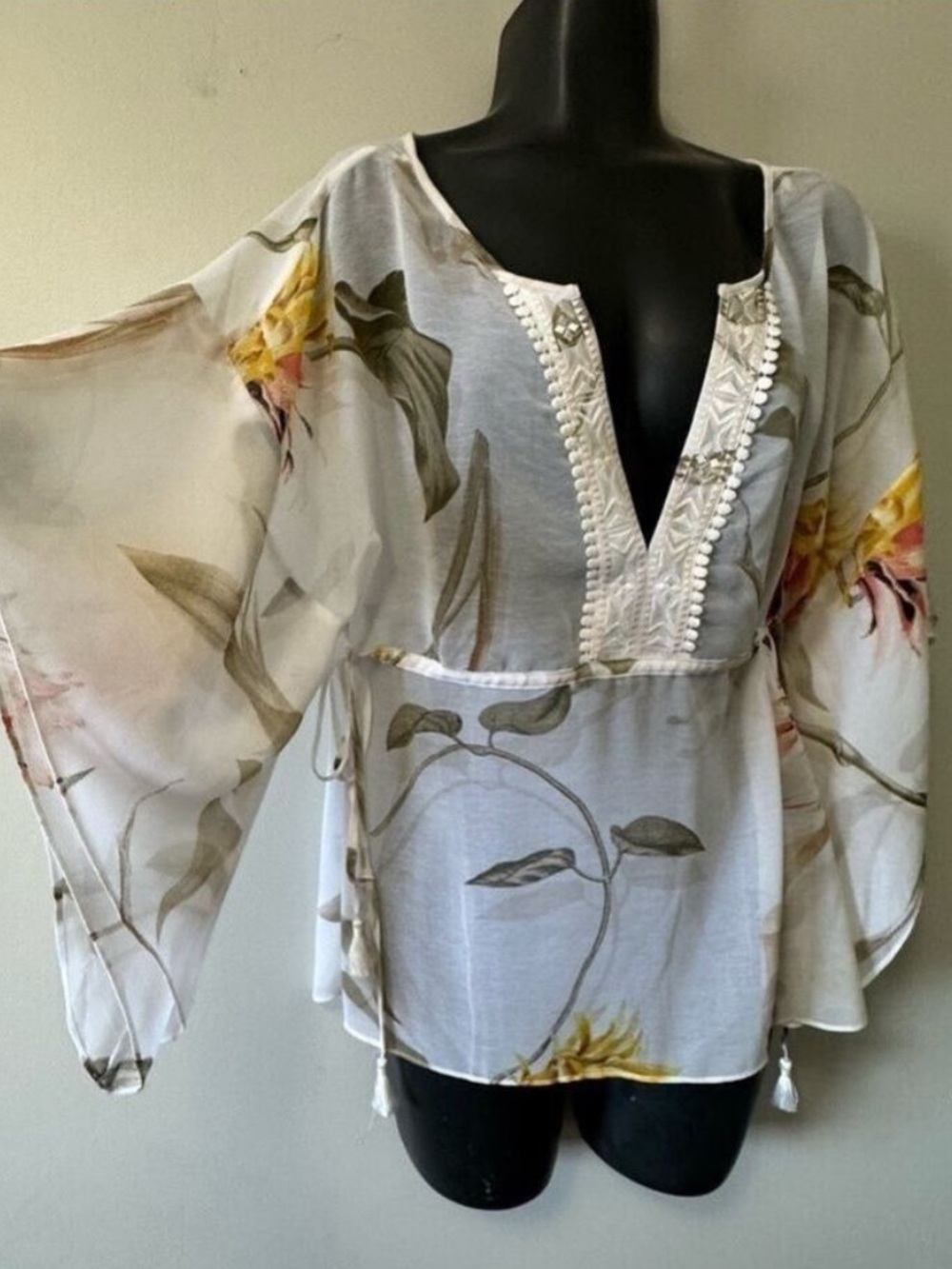 White House Black Market Cream Floral Kimono Top Flutter Bell Sleeve Tassel S